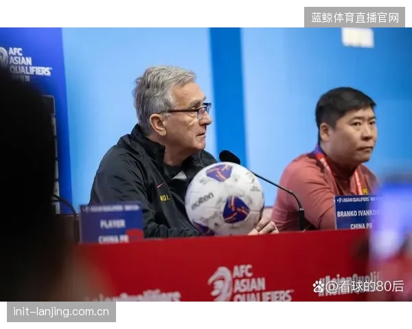 教练团队向球员展示预选赛防守数据，强调维持战术纪律是球队的生命线。
